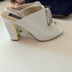 Nines New York white upper is leather in very good condition.